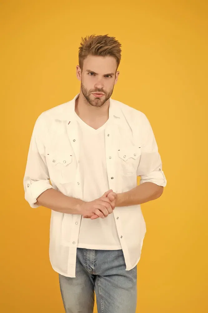 linen shirt over t-shirt 