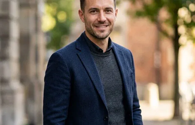 Best hairstyles receding hairline - ReadySleek