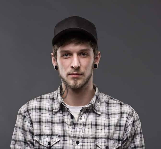 Main in a baseball cap